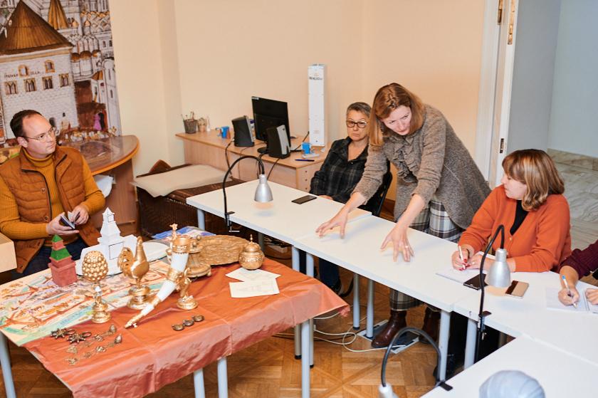 Участники конференции знакомятся с реквизитом программ Детского центра для детей с ограниченными возможностями