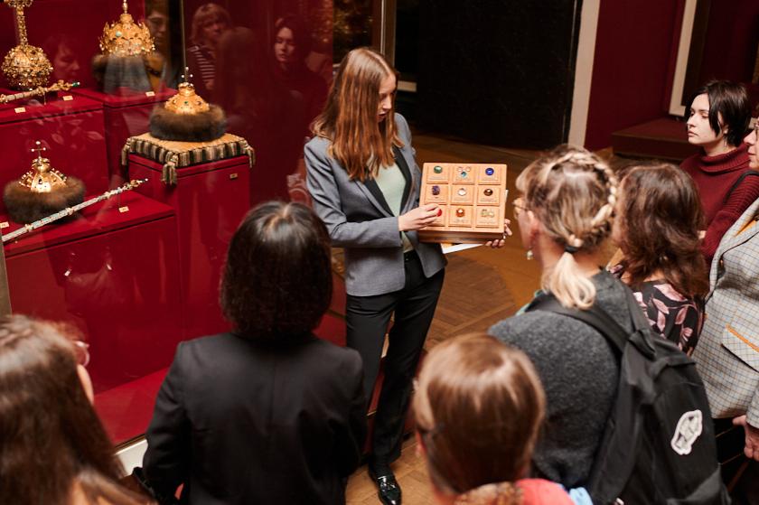 Методист И. М. Покидченко проводит в Оружейной палате программу «Ювелирное приключение. Тайна старинной шкатулки»