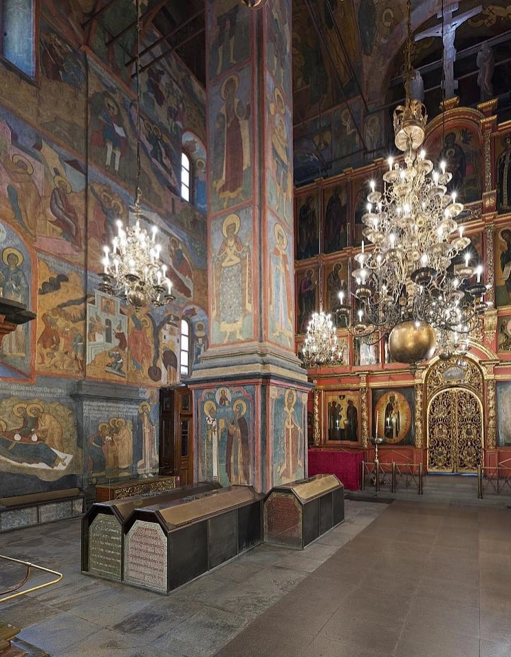 Архангельский собор. Вид на северо-восточный столп и Царские врата.webp