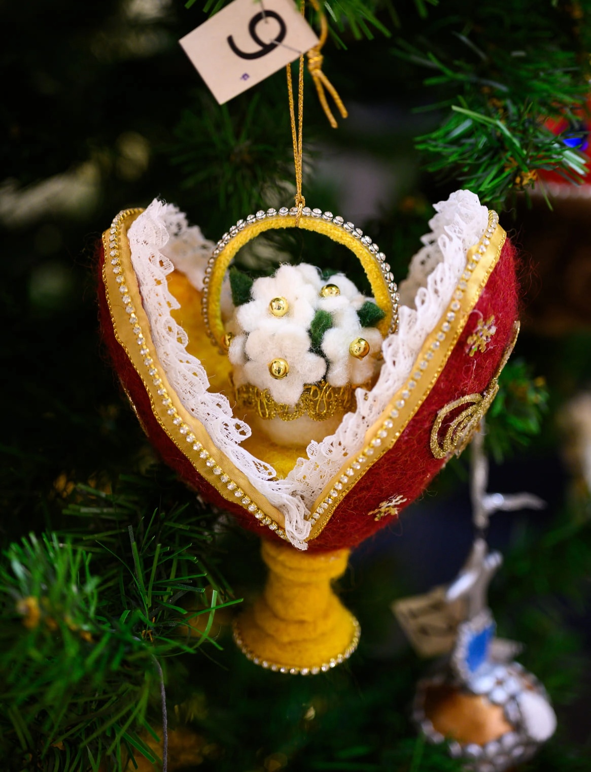 II место – Торикова Виктория, 14 лет.  «Пасхальное яйцо Фаберже “Весенние цветы”»