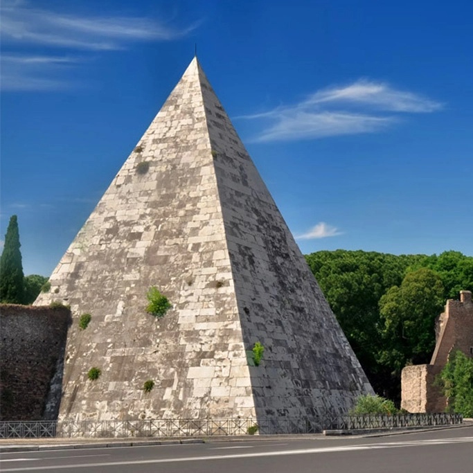 Пирамида Цестия и стена Аврелиана