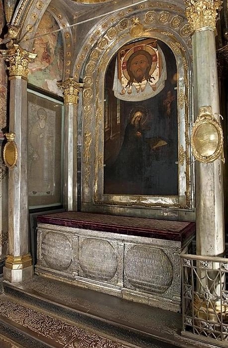 Рака митрополита Ионы в Успенском соборе Московского Кремля.webp