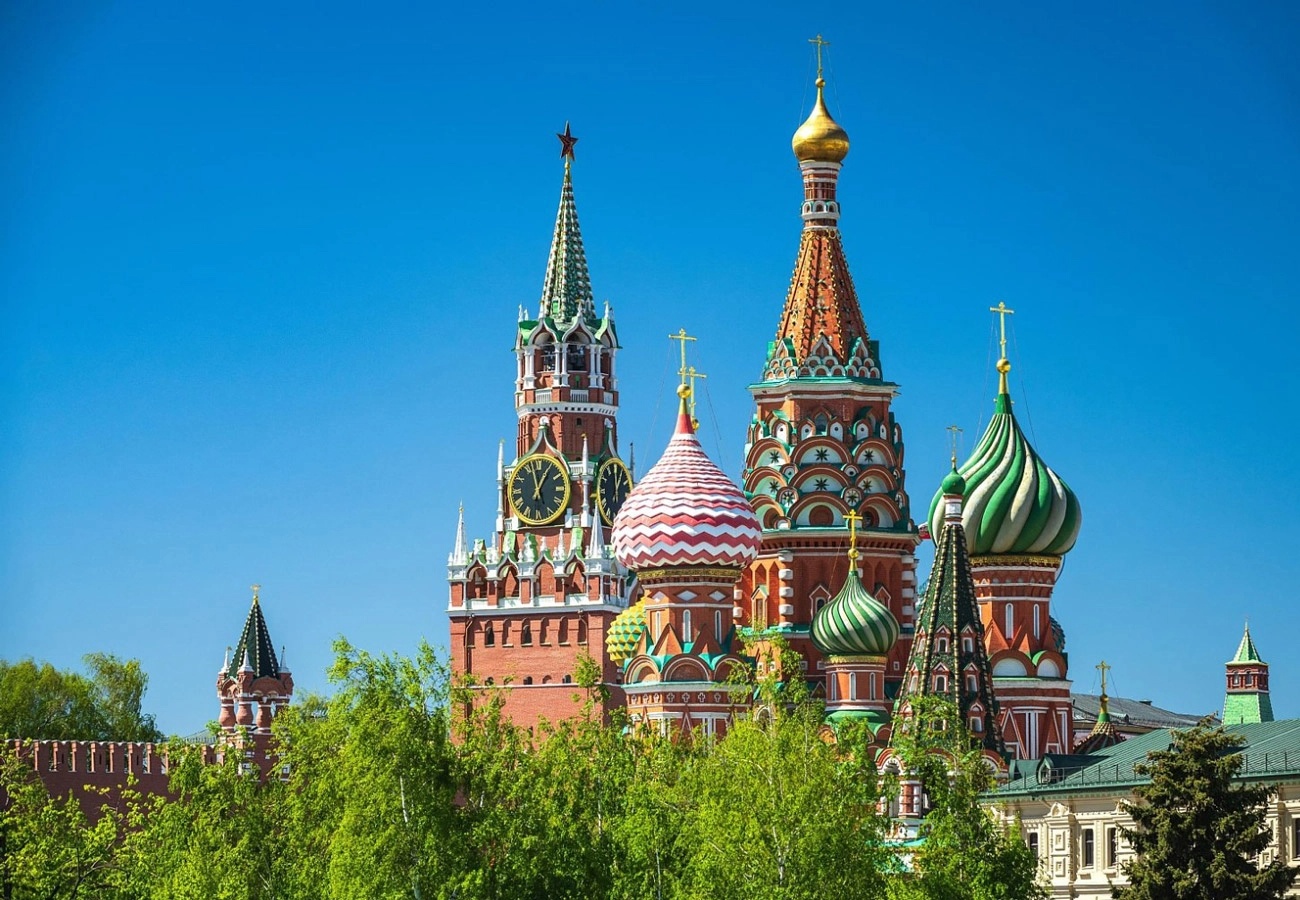 Спасская башня и храм Василия Блаженного.webp