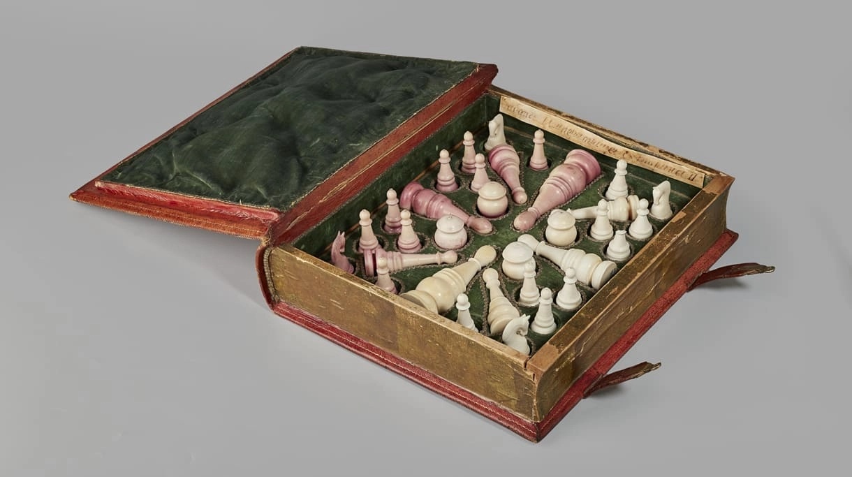 Шахматы в футляре.webp