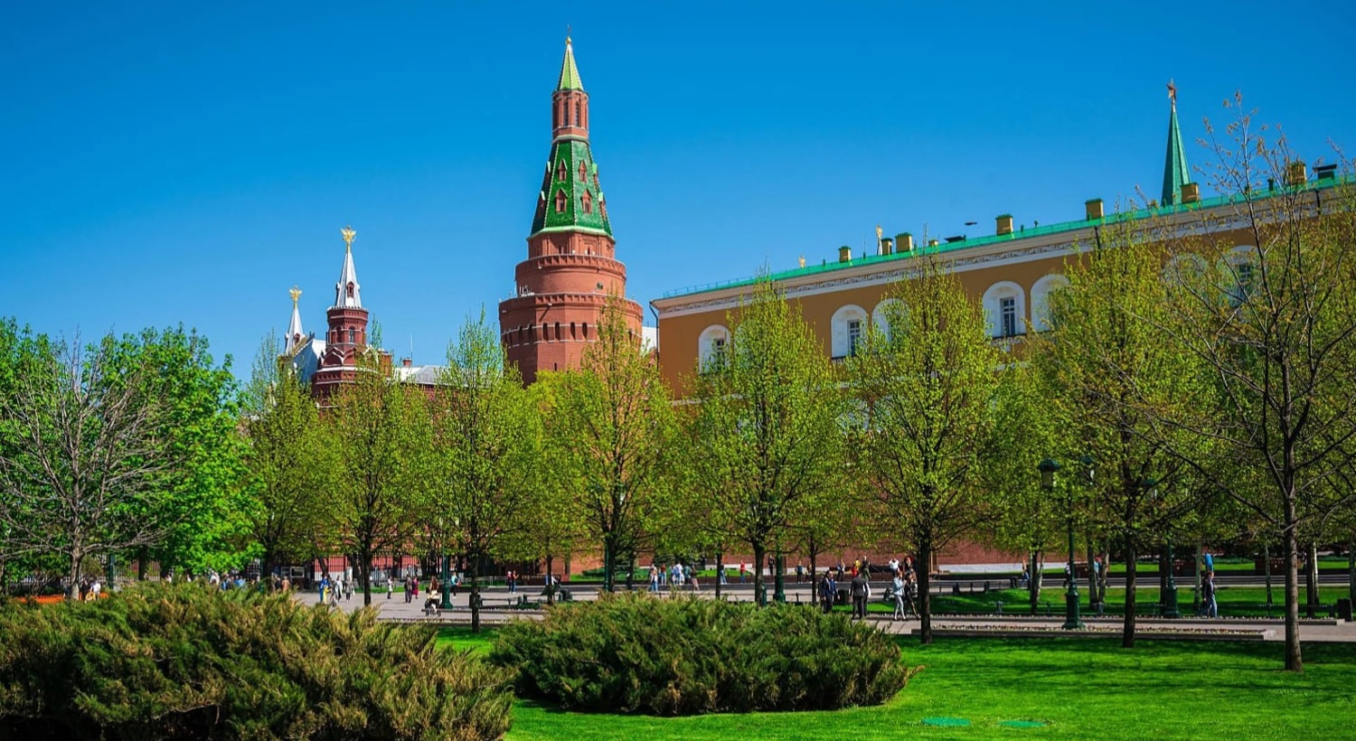 Александровский сад, Угловая Арсенальная башня и здание Арсенала.webp