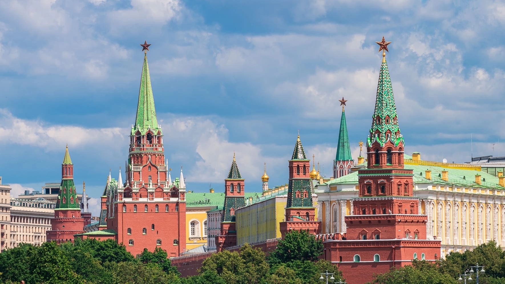 Башни Кремля и Оружейная палата.webp