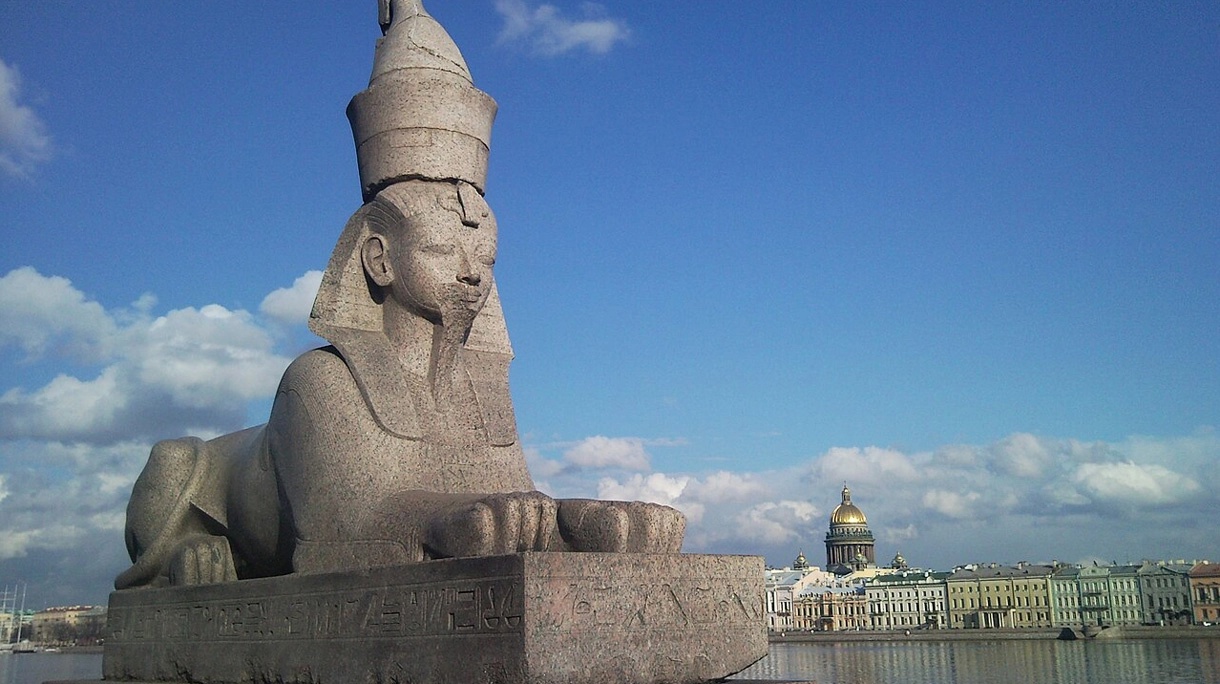 «Восточный» сфинкс на Университетской набережной в Санкт-Петербурге