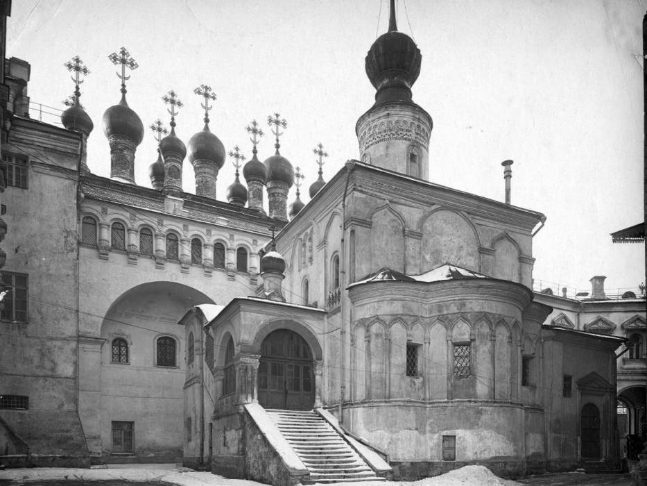 Крытое крыльцо церкви Ризположения и переход к часовне Печерской Богоматери