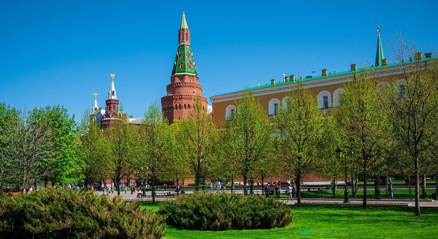 Александровский сад, Угловая Арсенальная башня и здание Арсенала.webp