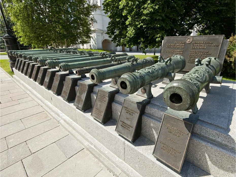 Экспозиция русских пушек XVII - начала XVIII века.