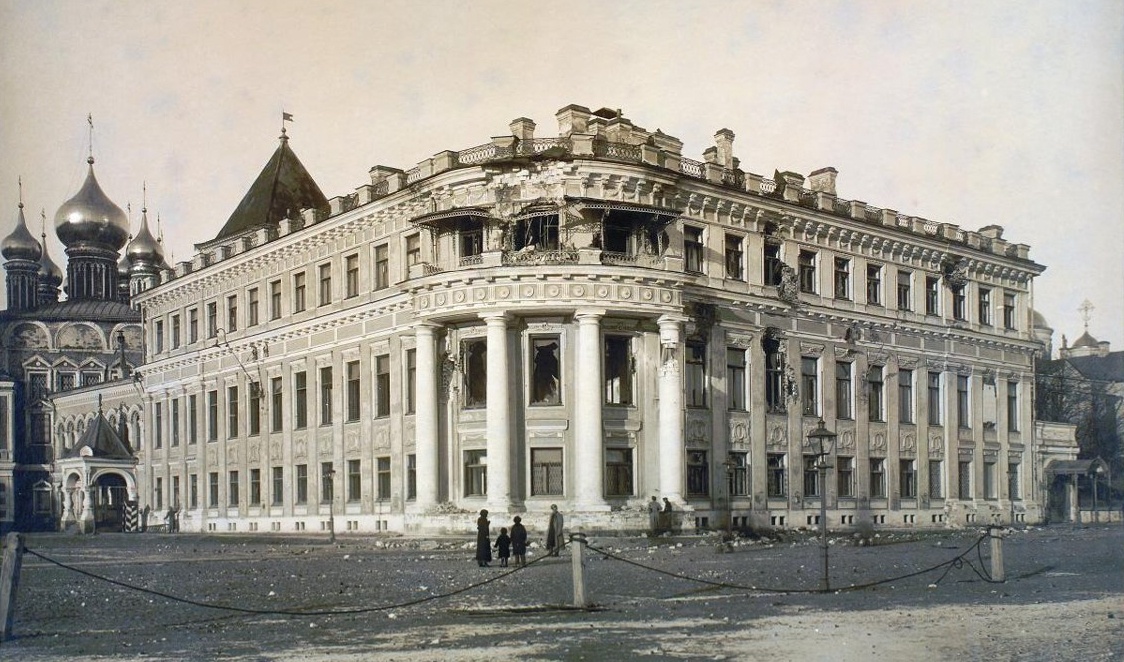 Малый Николаевский дворец после артиллерийского обстрела 1917 года
