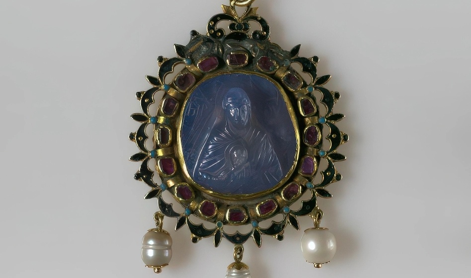 Камея Богоматерь с Младенцем.webp