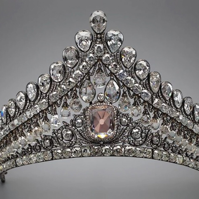 Диадема с розовым бриллиантом