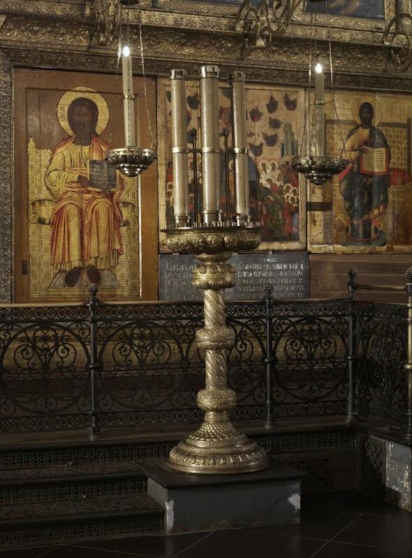 Подсвечник перед главным иконостасом.