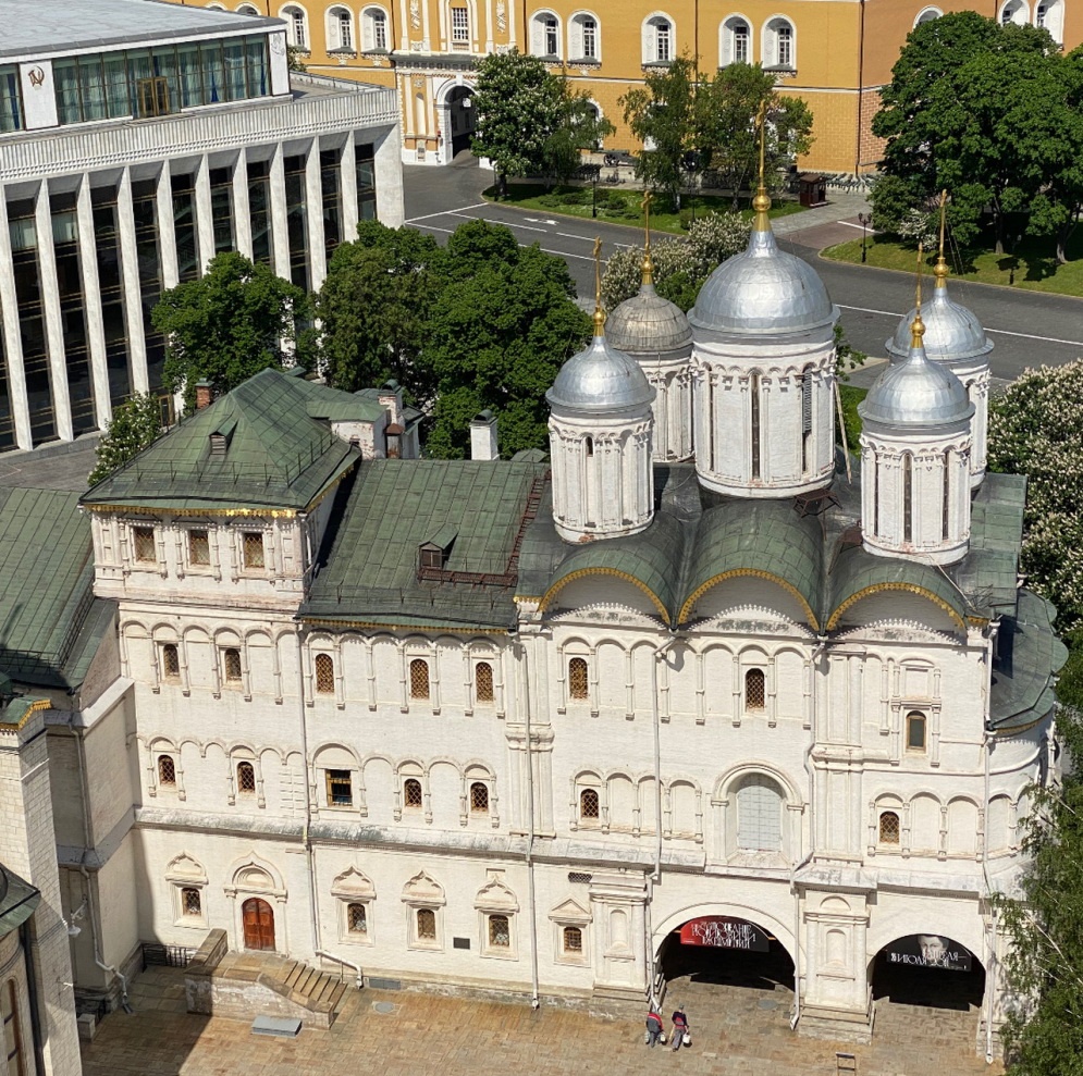 Общий вид крыши  Патриарших палат. Состояние до начала производства работ