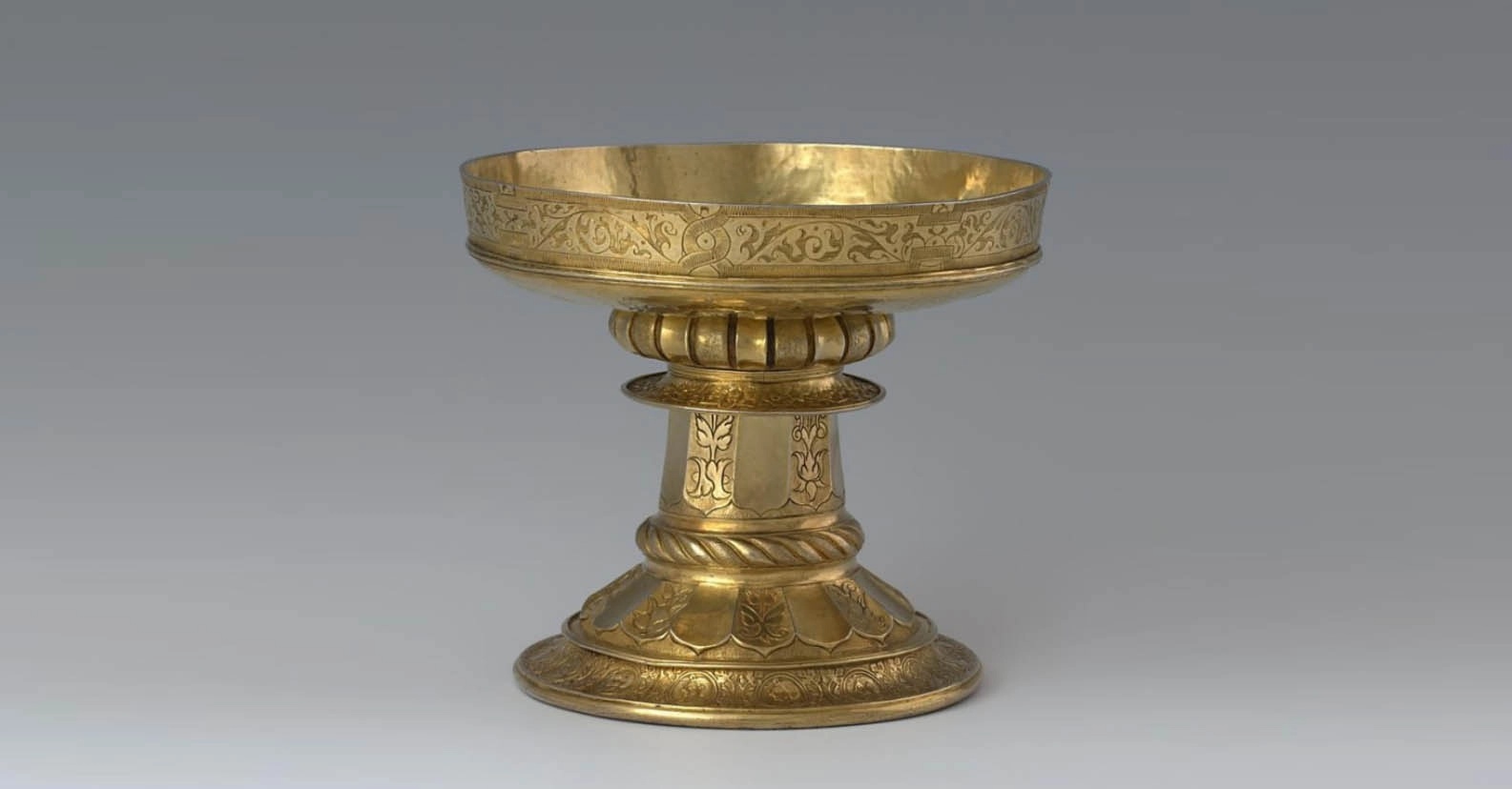 Чаша на ножке.webp