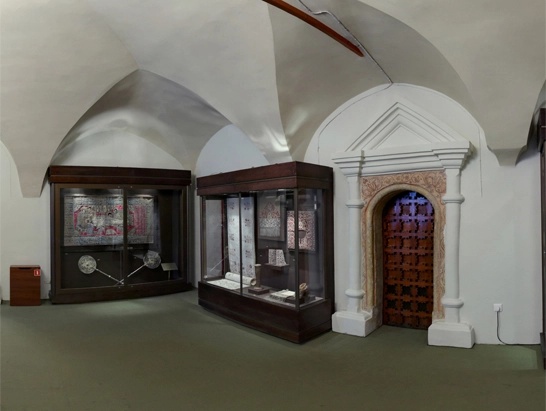 Экспозиция русского художественного шитья в помещении Трапезной XVII века..webp