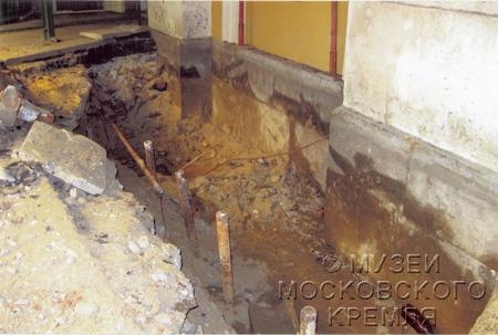 Общий вид траншеи у стены Оружейной палаты (в процессе работ)