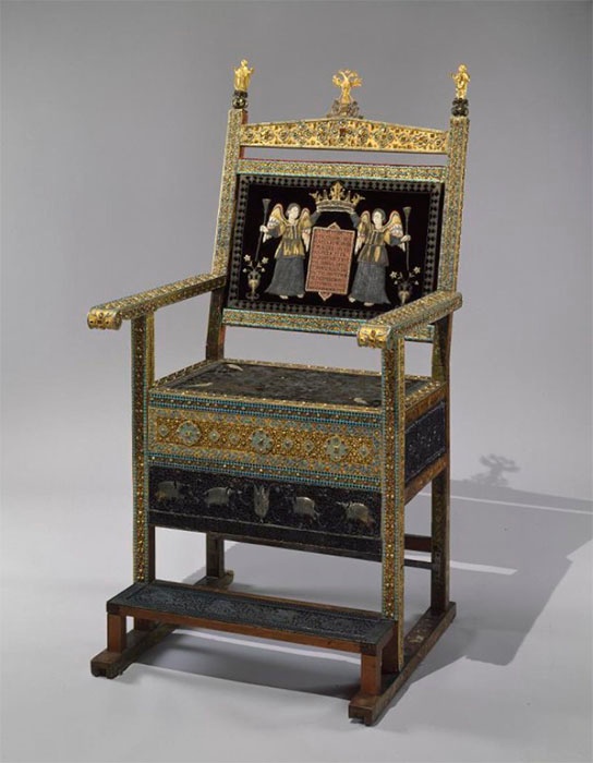 Трон. Иран, 1650-е гг.; фигуры апостола Петра и св. Николая  – Москва, 1689–1719 гг.; двуглавый орёл – 1680-е гг. или первая четверть XVIII в.; бархат – Россия, XIX в.
