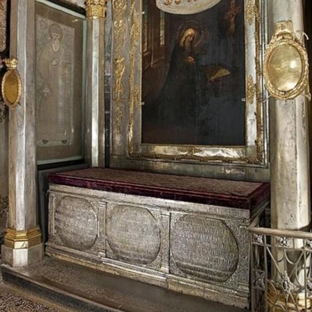 Рака митрополита Ионы в Успенском соборе Московского Кремля.webp
