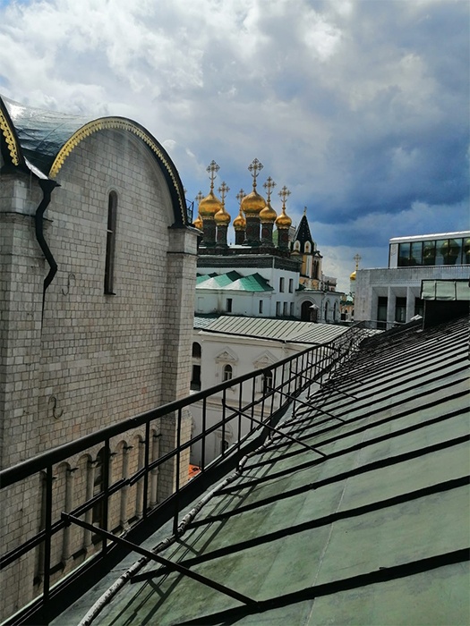 Расчистка от покрасок и удаление ржавчины с поверхности металлического поручня и стоек крыши Мироваренной палаты