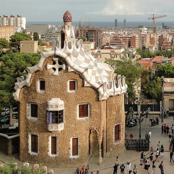 Два павильона у входа в парк Гуэль