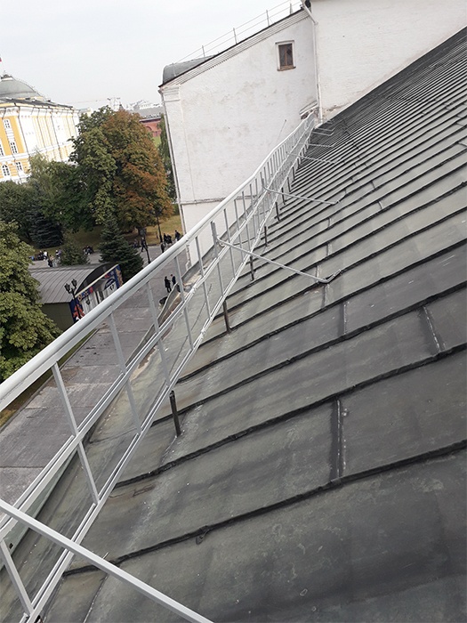Поверхности металлического ограждения крыши Мироваренной палаты с севера после производства работ