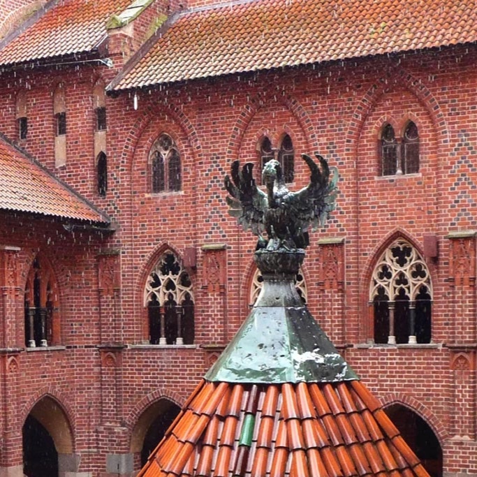 Пеликан на крыше колодца во внутреннем дворе замка Мальборк