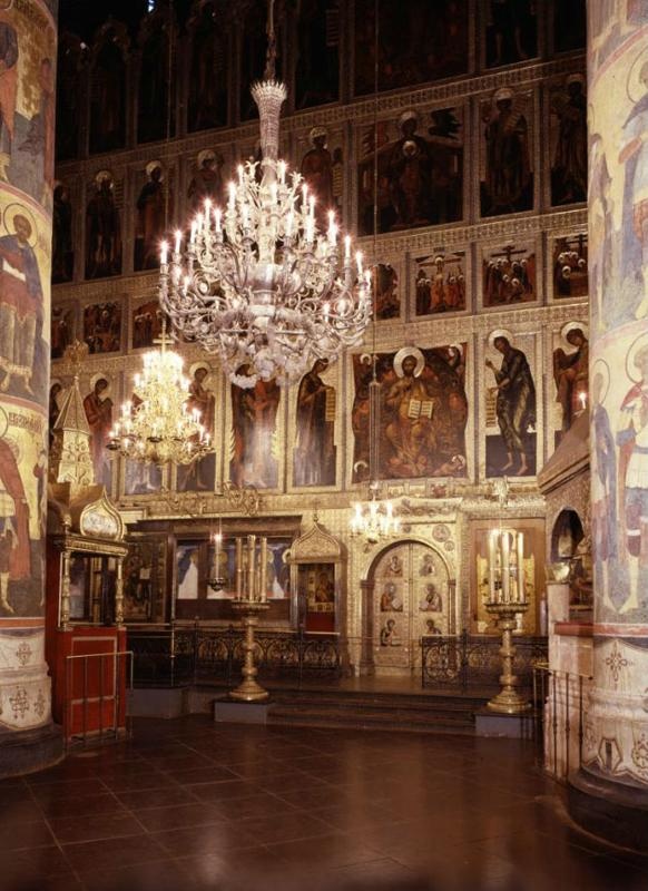 Подсвечники перед главным иконостасом.