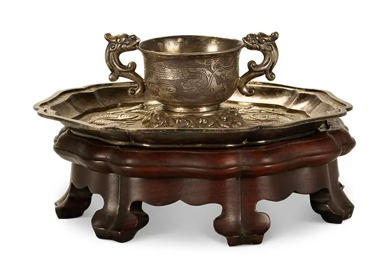 Винная чаша бэй с подносом для банкета Луминъянь, проведенного в год цзяу (11-й год) периода правления Шуньчжи.webp