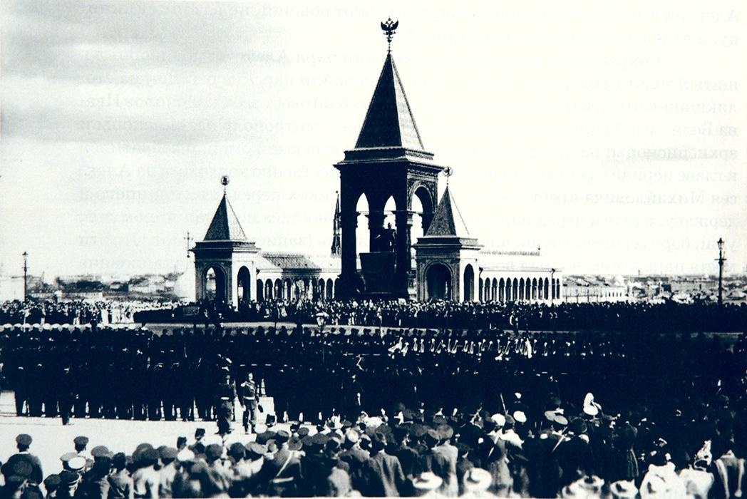 Монумент Александру II, вид со стороны Ивановской площади