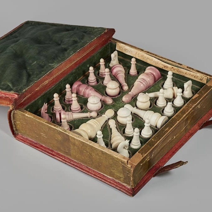 Шахматы в футляре.webp