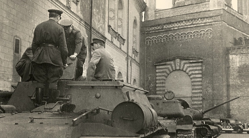 Сталин в Кремле во время осмотра новых образцов бронетехники.webp