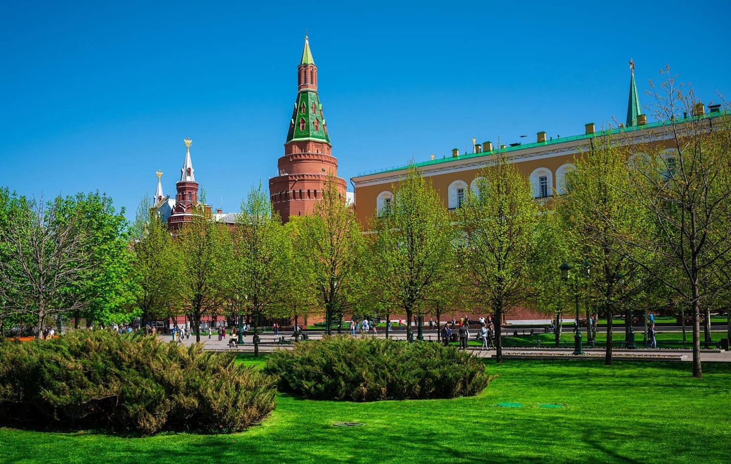 Александровский сад, Угловая Арсенальная башня и здание Арсенала.webp