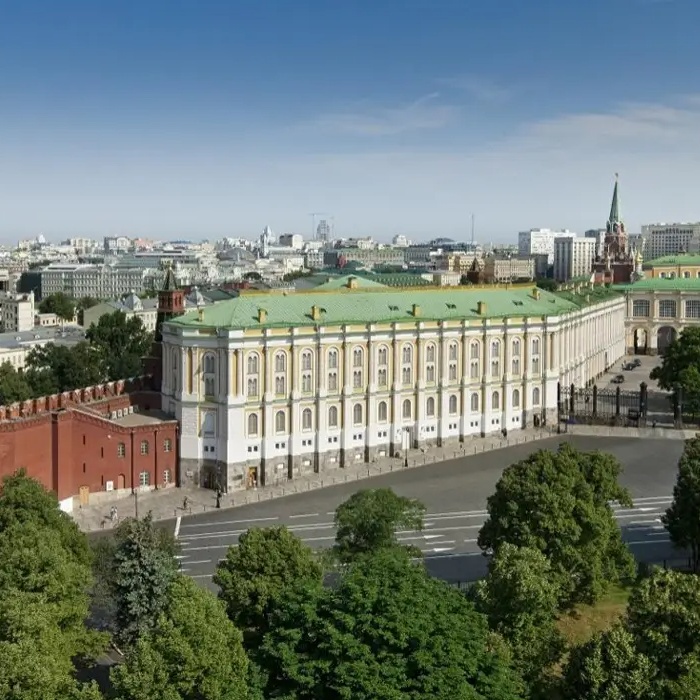Московский Кремль. Вид на Боровицкую башню, Оружейную палату и Дворцовую площадь.webp