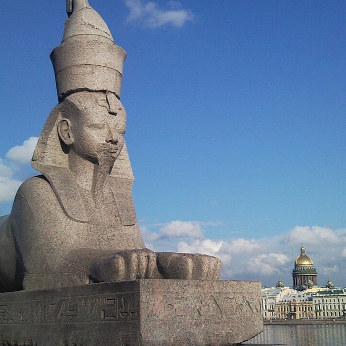 «Восточный» сфинкс на Университетской набережной в Санкт-Петербурге