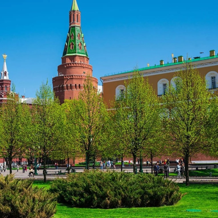 Александровский сад, Угловая Арсенальная башня и здание Арсенала.webp