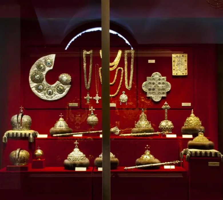 Зал 7. Витрина 50. Древние государственные регалии и предметы парадного церемониала..webp