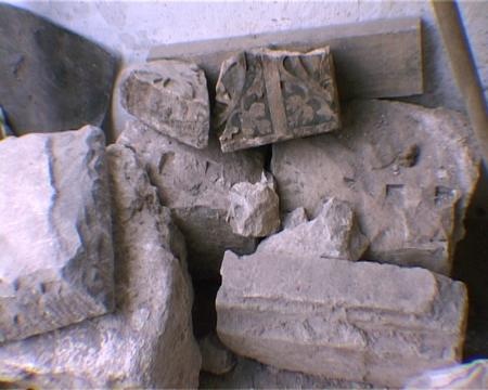 Фрагменты профилированных блоков, найденных в забутовке фундамента, в том числе фрагмент инкрустированной плиты пола