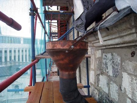 На водосточной трубе установлена новая водоприёмная воронка