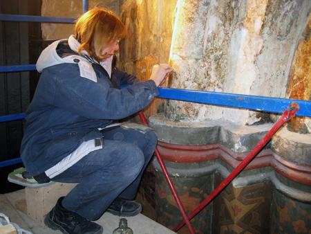 Послойное снятие живописных слоёв в зондаже на западном портале собора