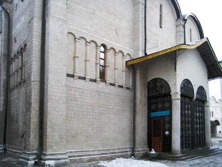 Западный фасад собора с крыльцом после реставрации