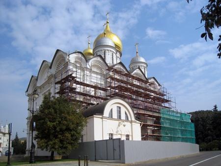 Установка лесов на южном фасаде собора
