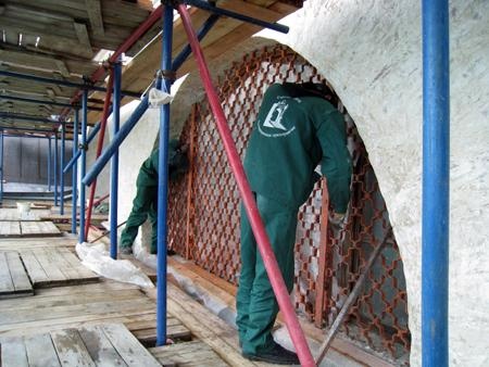Очистка оконной решётки от старых покрасок