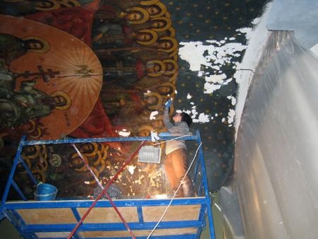 Живопись ХIХ в. на своде галереи крыльца в процессе реставрации