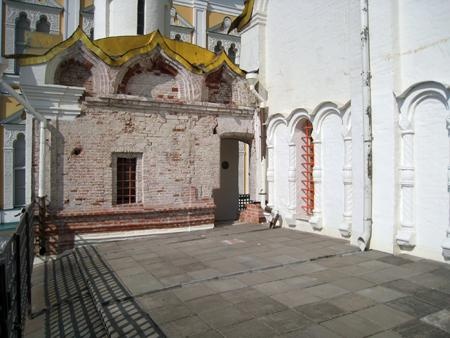 Восточный фасад юго-западного придела до реставрации кирпичной кладки