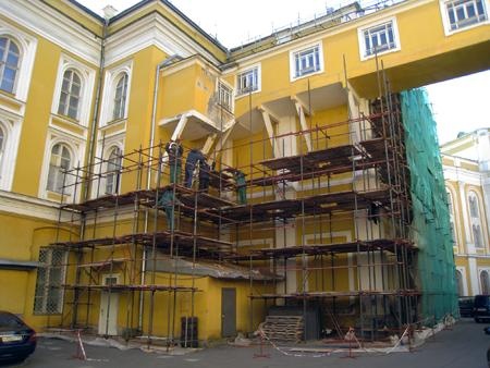 Установка лесов для проведения реставрации на запланированном участке