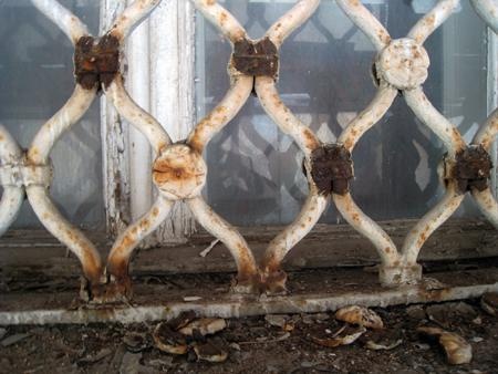 Разрушение соединительных деталей решётки из-за коррозии металла