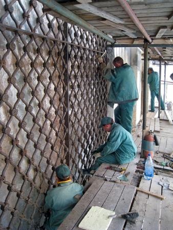 Расчистка оконной решётки от старых покрасок и ржавчины