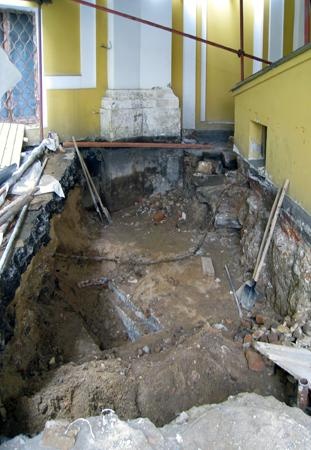 Производство шурфа у стены пристройки с запасным выходом из "Алмазного фонда"